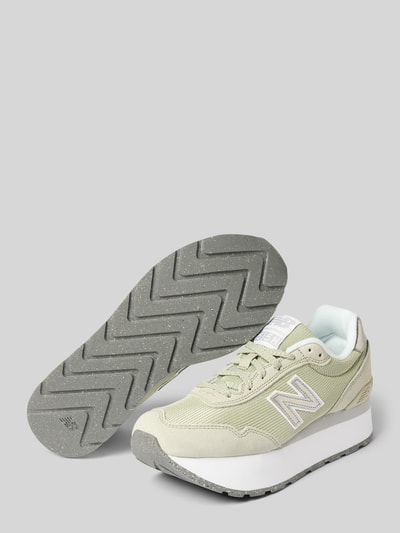 Produktfoto, Sneaker mit Logo-Detail von New Balance in hellem Beige, abgerundete Form, Schnürverschluss, profilierte Sohle, neutrale Textur
