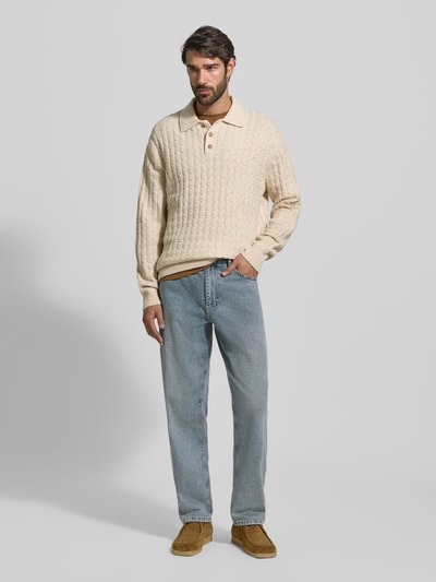 Männermodel trägt Jeans im Used-Look Modell 'Ryder' von Les Deux aus reiner Baumwolle im Slim-Fit, Eingrifftaschen, Ganzkörperansicht von vorne.