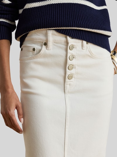 Frauenmodel trägt Midi-Jeansrock aus Baumwoll-Mix von Lauren Ralph Lauren in Unifarbe mit Knopfleiste, Taschen, Nahaufnahme Oberkörper.
