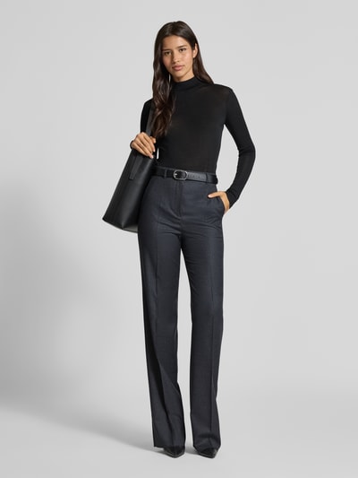Vrouwenmodel draagt Regular Fit Weite Hose aus Schurwoll-Mix Modell 'LAMBRO' van Weekend Max Mara in melange optiek met riemlussen, haaksluiting en steekzakken, detailopname van voren.