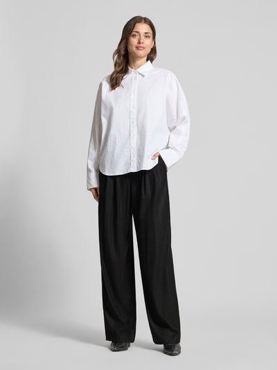 Frauenmodel trägt Hose mit weitem Bein von Raffaello Rossi, unifarben, Bügelfalten, Gürtelschlaufen, Wollmix-Webware, Ganzkörperansicht von vorne.
