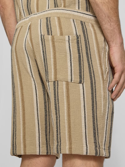 Männermodel trägt Shorts mit Streifenmuster und Tunnelzug von MCNEAL aus Reine Bio-Baumwolle, Regular-Fit, Detailaufnahme Rückansicht.
