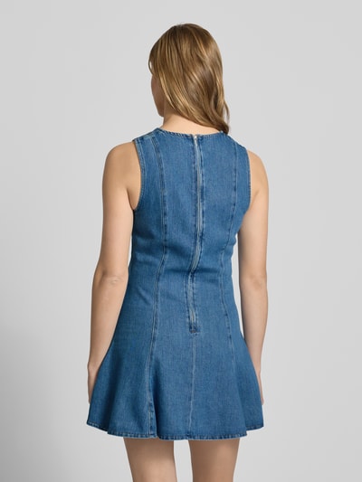 Frauenmodel trägt Jeanskleid mit Rundhalsausschnitt Modell 'LENA' von Topshop aus Baumwoll-Lyocell-Mix, taillierter Schnitt, Minikleid, mittleres Denimblau, Textur mit sichtbaren Nähten, Rückenlänge bei Größe S 82 cm, Brustweite 42 cm, Ganzkörperansicht Rückansicht.
