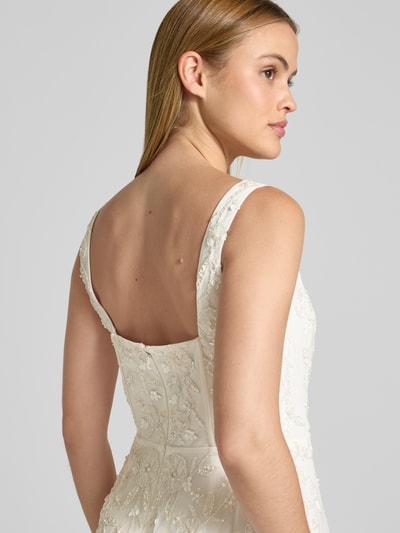 Frauenmodel trägt Maxikleid mit Perlen und Pailletten von Adrianna Papell, Mesh, A-Linie, cremefarbene Details, Nahaufnahme Oberkörper Rückansicht.