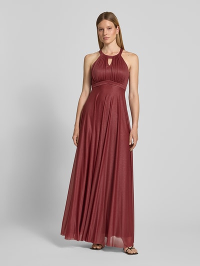 Frauenmodel trägt Schimmerndes Abendkleid mit Schlüsselloch-Ausschnitt von Jake*s Cocktail aus Mesh, Maxikleid in A-Linie, Ganzkörperansicht von vorne. Rückenlänge bei Größe 36: 153 cm, Brustweite bei Größe 36: 30 cm.
