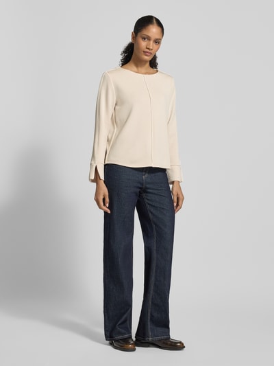 Frauenmodel trägt Regular Fit Sweatshirt mit Kontrastnähten von s.Oliver BLACK LABEL, Optik: Unifarben, Modal-Mix, Ganzkörperansicht von vorne.