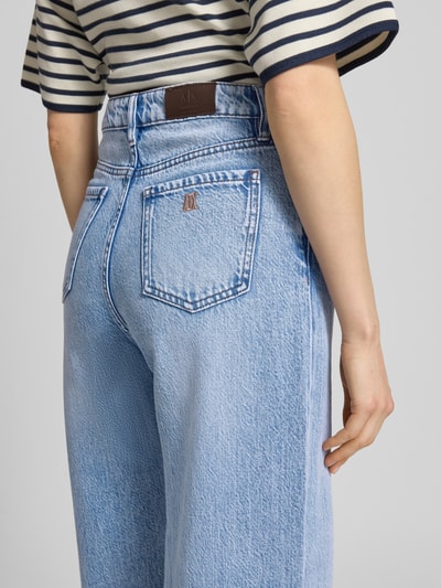 Frauenmodel trägt Straight Leg Jeans im 5-Pocket-Design von ARMANI EXCHANGE aus Baumwoll-Mix, Gerader-Schnitt, Detailaufnahme Rückansicht.