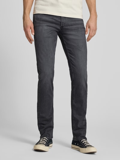 Mężczyznamodel nosi Slim Fit Jeans im 5-Pocket-Design Modell 'Grover' von Replay z mieszanki bawełny z dodatkiem streczu, dopasowany krój, kolor ciemnoszary, zapięcie na guzik i zamek błyskawiczny, szerokość w rozmiarze 32/32: 43 cm, długość wewnętrzna nogawki: 83 cm, całkowity widok z przodu.