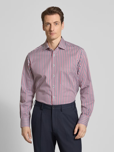 Männermodel trägt Regular Fit Business-Hemd mit Kentkragen von ETERNA aus reiner Baumwolle, gestreiftes Muster, Nahaufnahme Oberkörper. Rückenlänge 80 cm, Schulterbreite 44 cm, Ärmellänge 64 cm, Langärmelig, Sportmanschetten, Brusttasche, durchgängige Knopfleiste.
