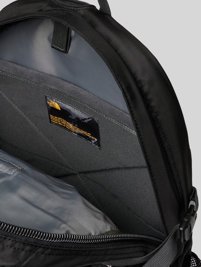 Produktfoto, Innenansicht Rucksack mit Label-Stitching Modell 'BOREALIS CLASSIC' von The North Face, Grau- und Schwarztöne, glatte Textur