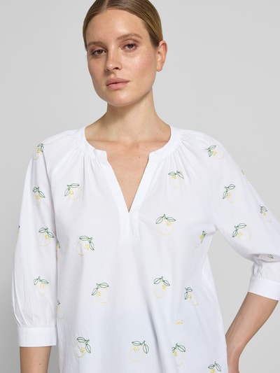 Frauenmodel trägt Regular Fit Tunikabluse mit Stitchings und 3/4-Arm von Oui aus Reiner Baumwolle im Allover-Look, V-Ausschnitt, Nahaufnahme Oberkörper.