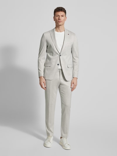 Männermodel trägt Regular Fit Blazer aus Viskose-Mix mit Zierbesatz von Roy Robson in Hellgrau, feine Textur, Ganzkörperansicht von vorne. Kontext: Herren Blazer, Reverskragen, Brusttasche, Pattentaschen, 2-Knopfleiste, Bundweite 44 cm, Rückenlänge 71 cm, Schulterbreite 44 cm, Ärmellänge 65 cm, Innenbeinlänge 79 cm.
