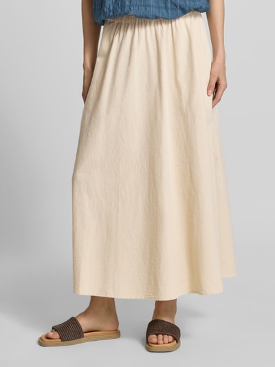 Frauenmodel trägt Maxirock aus reiner Baumwolle Modell 'CISSIE' von Soyaconcept in Beige, A-Linie, elastischer Bund, Nahaufnahme Unterkörper.