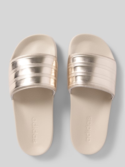 Produktfoto, Badeschuhe mit Metallic-Detail Modell 'ADILETTE SHOWER' von adidas Sportswear, efekt: jednolity kolor, zaokrąglony nosek, płaska podeszwa, metaliczny detal, bez zapięcia, podeszwa z fakturą
