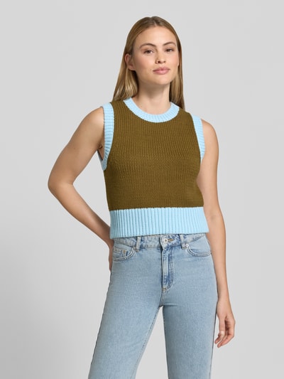 Frauenmodel trägt Slim Fit Pollunder in Strick-Optik von Style Icon Collection aus Baumwoll-Mix, Rundhalsausschnitt, Rückenlänge 48 cm, Ganzkörperansicht von vorne.