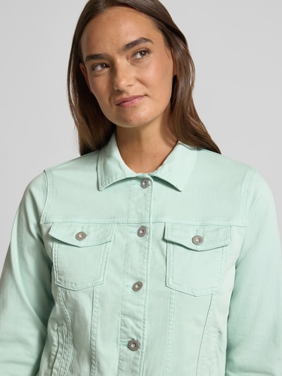 Vrouwenmodel draagt Regular Fit Jeansjacke aus Baumwoll-Mix van Tom Tailor in effen mintgroen denim met borstzakken, lange mouwen en knoopsluiting, Nahaufnahme bovenlichaam.