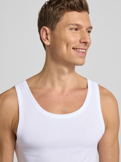 Männermodel trägt Tanktop mit Rundhalsausschnitt im 2er-Pack von SCHIESSER aus Baumwoll-Elasthan-Mix, Körpernahe Passform, Nahaufnahme Oberkörper.