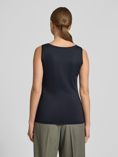 Vrouwenmodel draagt Slim Fit Top mit Rundhalsausschnitt van Christian Berg Woman, donkerblauw, elastische materiaal-mix, mouwloos design, ruglengte 59 cm, slanke pasvorm. Volledige achteraanzicht.