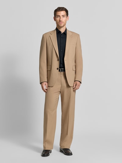 Männermodel trägt Slim Fit Businesshemd aus reiner Baumwolle Modell 'KENNO' von HUGO in Schwarz, Ganzkörperansicht von vorne.