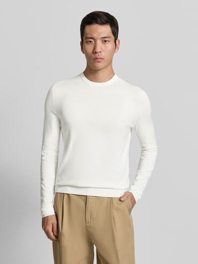 Männermodel trägt Regular Fit Strickpullover aus Viskose-Mix Modell 'SAN CODY-CV' von HUGO in Unifarbe, Nahaufnahme Oberkörper.