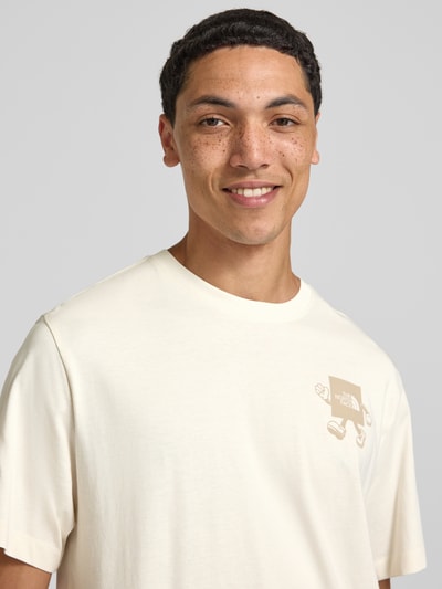 Männermodel draagt T-shirt met ronde hals van The North Face, puur katoen, regular fit, 1/2-mouwen, labeldetail, ruglengte maat M 71 cm, Nahaufnahme bovenlichaam.