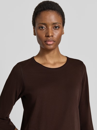 Frauenmodel trägt Regular Fit 3/4-Shirt aus reiner Baumwolle von s.Oliver RED LABEL in Dunkelbraun mit glatter Textur, Nahaufnahme Oberkörper.