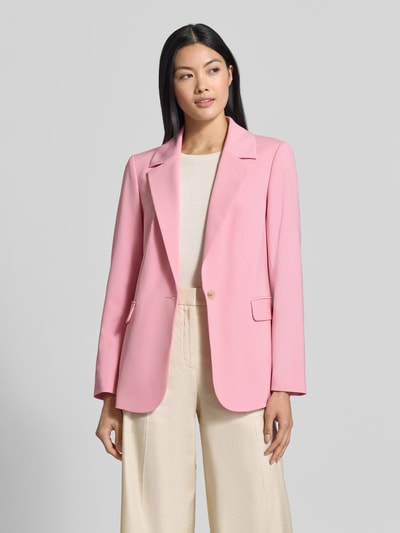 Frauenmodel trägt Regular Fit Blazer aus Viskose-Mix mit Pattentaschen von comma in Rosa, kombiniert mit heller Hose, Ganzkörperansicht von vorne. Rückenlänge 68 cm, Brustweite 45 cm, Ärmellänge 60 cm, Reverskragen, Knopfverschluss, Viskose-Mix mit Stretch-Anteil.