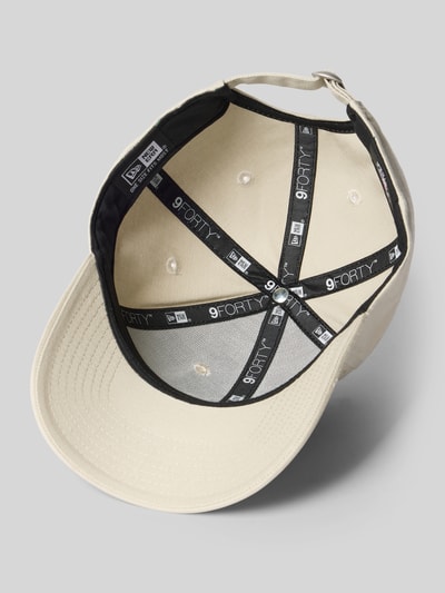 Produktfoto, Base Cap mit Motiv-Stitching von New Era in Beige, Reine Baumwolle, Strapback-Verschluss, Logo-Detail, gebogener Schirm, strukturierte Textur