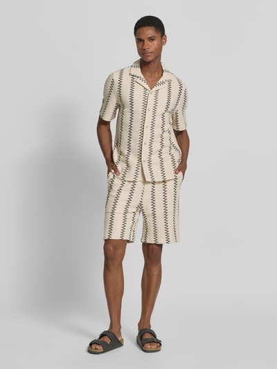 Männermodel trägt Relaxed Fit Stoffshorts aus Baumwoll-Mix von s.Oliver RED LABEL, Optik:Allover-Muster mit Strukturmuster, Label-Patch, Bundabschluss: elastisch mit Tunnelzug, Taschen: seitliche Eingrifftaschen, Gesäßtasche, Material: reine Baumwolle, Ganzkörperansicht von vorne.