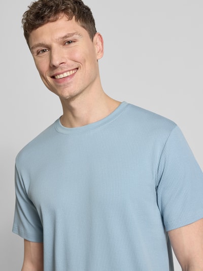 Męski model nosi Regular Fit T-Shirt aus Baumwoll-Mix Modell 'SPENCER' von SELECTED HOMME, jednokolorowy, wzór w paski, drobne prążkowanie, okrągły dekolt, krótki rękaw, mieszanka bawełny, zbliżenie na górną część ciała.
