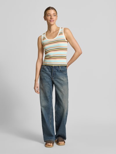 Frauenmodel trägt Tanktop mit Feinripp und Rundhalsausschnitt von Jake*s Casual aus Baumwoll-Mix mit Stretch-Anteil, Streifenmuster, körpernaher Schnitt, Ganzkörperansicht von vorne.