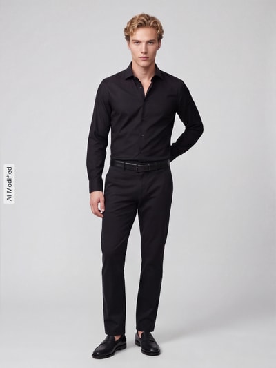 Männermodel trägt Slim Fit Businesshemd aus Baumwoll-Modal-Mix Modell 'Light Spread Kent' von Seidensticker, czarny, gładka tkanina, Ganzkörperansicht von vorne, koszule biznesowe, KI-modifiziertes Bild