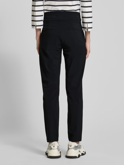 Kobiece modelka nosi Slim Fit Jogpants mit Tunnelzug od Raffaello Rossi, czarny kolor, elastyczny materiał, kieszenie z tyłu, widok z tyłu.