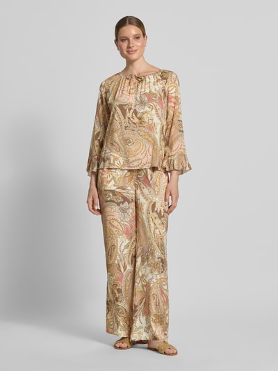 Frauenmodel trägt Regular Fit Bluse aus Viskose mit Paisley-Muster von monari im Allover-Look, Rundhalsausschnitt mit Schnürung, Ganzkörperansicht von vorne.