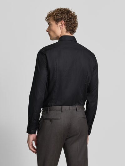Männermodel trägt schwarzes Slim Fit Businesshemd aus reiner Baumwolle Modell 'H-Hank-SP' von BOSS, Herren Businesshemd, Ganzkörperansicht Rückansicht.