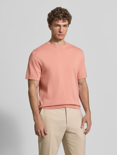 Männermodel trägt Regular Fit T-shirt aus zuiver biologisch katoen model 'TORINO' van SELECTED HOMME, look: effen, ronde hals, korte mouw, fijngebreid; Ganzkörperansicht van voren.