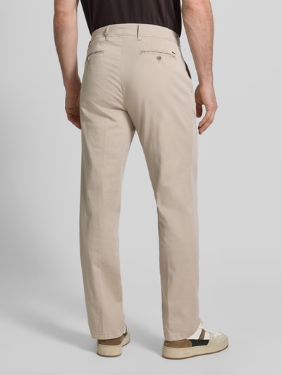 Männermodel trägt Regular Fit Hose mit Gesäßtaschen Modell 'Evans' von Brax in Beige, Baumwoll-Mix mit Stretch, Ganzkörperansicht Rückansicht
