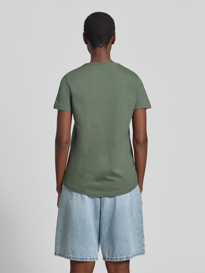Kobiece modelka nosi damski t-shirt Regular Fit T-Shirt aus reiner Baumwolle Modell 'MIRANDA' od Vero Moda, efekt: jednolity kolor, krój regular fit, aplikacja: haft angielski, okrągły dekolt, krótki rękaw, wykończenie materiału: dżersej, materiał: czysta bawełna, widok całej sylwetki z tyłu.