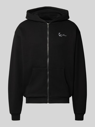 Produktfoto, Sweatjacke mit Label-Stitching und Känguru-Tasche von Karl Kani aus schwarzem Baumwoll-Mix, Regular Fit, schlichtes Design.