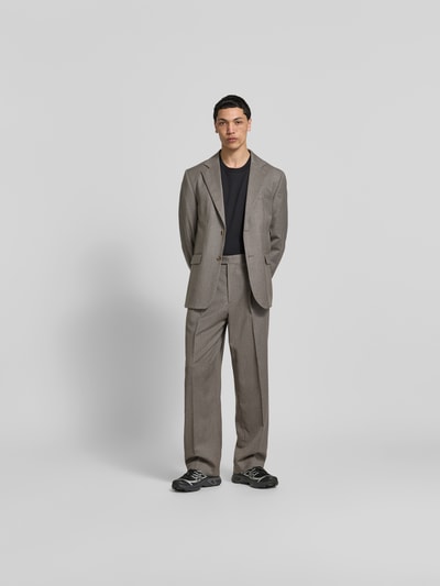Männermodel trägt Regular Fit Anzugjacke aus Woll-Mix von ANNARR mit Reverskragen, Brust- und Pattentaschen, 2-Knopfleiste, Ganzkörperansicht von vorne.