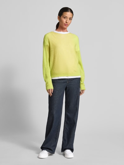 Kobiece modelka nosi Regular Fit Pullover aus Alpaka-Mix in Strick-Optik od Rich & Royal, mieszanka wełny z alpaki, okrągły dekolt, imitacja dzianiny, dodatek wełny, elastyczne wykończenia, żółty kolor, długość tyłu 55 cm, długość rękawów 58 cm, całkowity widok z przodu.