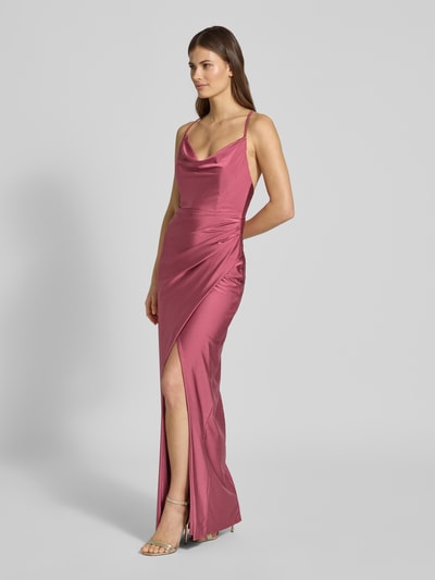 Vrouwenmodel draagt Regular Fit Avondjurk met Ruches van V.M., satijn, rugdecolleté, spaghettibandjes, roze, geheel van voren.