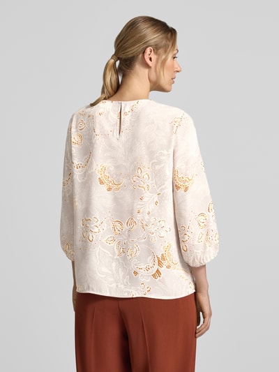 Vrouwenmodel draagt Regular Fit Bluse mit Allover-Paisley-Print van COMMA, lichte kleuren, ronde hals, 3/4-mouw, elastische manchetten, achteraanzicht.