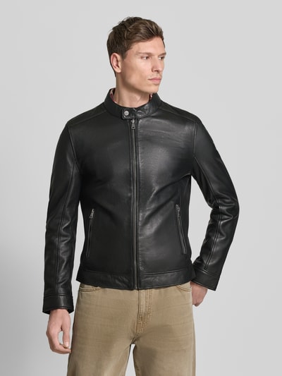 Männermodel trägt schwarze Lederjacke mit Reißverschlusstaschen Modell 'JORK' von Mauritius aus echtem Schafsleder im Slim Fit, Stehkragen, Ganzkörperansicht von vorne.