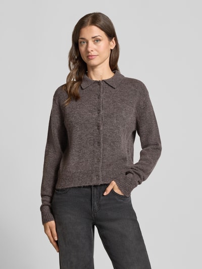 Vrouwenmodel draagt Strickjacke aus Kaschmir-Mix mit Lanawoll-Anteil Modell 'Gina' van 0039 Italy in bruin, geribbelde boorden, lange mouwen, knoopsluiting, omgeslagen kraag, regular fit, zachte textuur, vooraanzicht bovenlichaam.