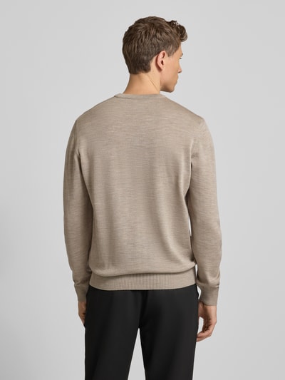 Männermodel draagt Gebreide pullover uit zuivere scheerwol met V-hals van MAERZ Muenchen, regular fit, labeldetail, ruglengte 69 cm, Ganzkörperansicht Rückansicht.