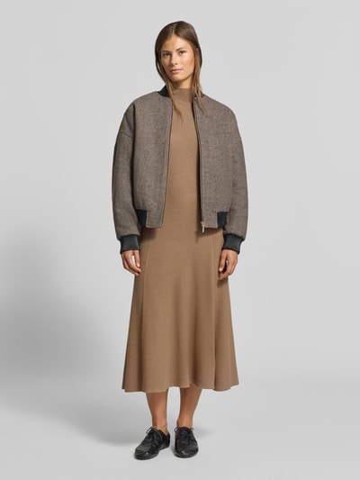Frauenmodel trägt Slim Fit Midikleid aus Viskose-Mix mit Strick-Optik von MYON in Beige, Stehkragen, langärmelig, Ganzkörperansicht von vorne. Rückenlänge 125 cm, Brustweite 34 cm, Ärmellänge 63 cm.