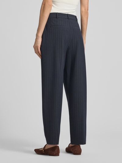 Männermodel trägt Hose mit Streifenmuster und kanty von Jake*s Collection, mieszanka materiałów z dodatkiem wiskozy, krój relaxed fit, wzór w paski, kanty, szerokość w rozmiarze 36: 38 cm, długość wewnętrzna nogawki w rozmiarze 36: 73 cm, widok całej sylwetki z tyłu.
