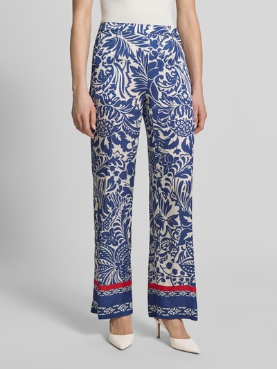 Frauenmodel trägt Hose aus Viskose-Mix mit elastischem Bund von WHITE LABEL, blau-weiß gemustert, Straight Fit, Nahaufnahme Oberkörper.