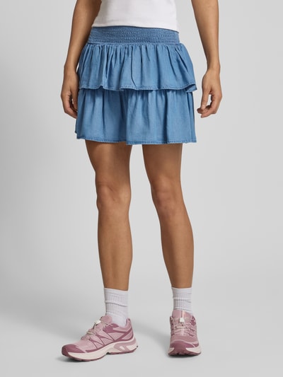Frauenmodel trägt Mini-Jeansrock Modell 'CHARIS LIFE' von Only in Denim-Optik, ausgestellt, Mini-Länge, gesmokter, elastischer Bundabschluss, Lyocell-Material, Nahaufnahme Unterkörper.